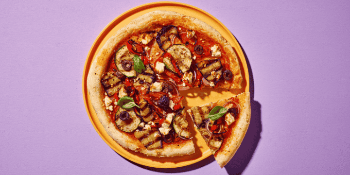Mediterraanse pizza met gegrilde groenten en feta